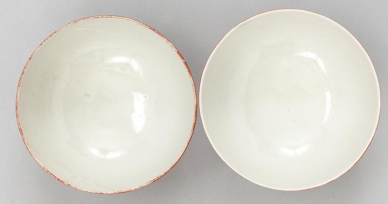 SKÅLAR, ett par, porslin. Qing dynastin (1644-1912), en med sigillmärke i rött.