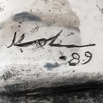 Pertti Kolehmainen, hopeaveistos, signeerattu 1989, numeroitu 4/6.