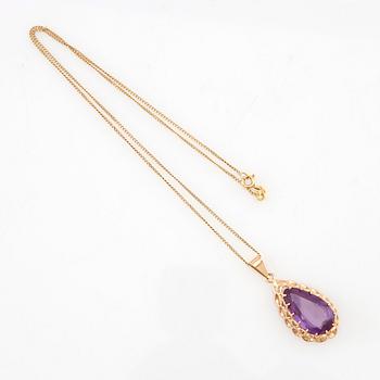 Necklace gold with a faceted synthetic purple sapphire.