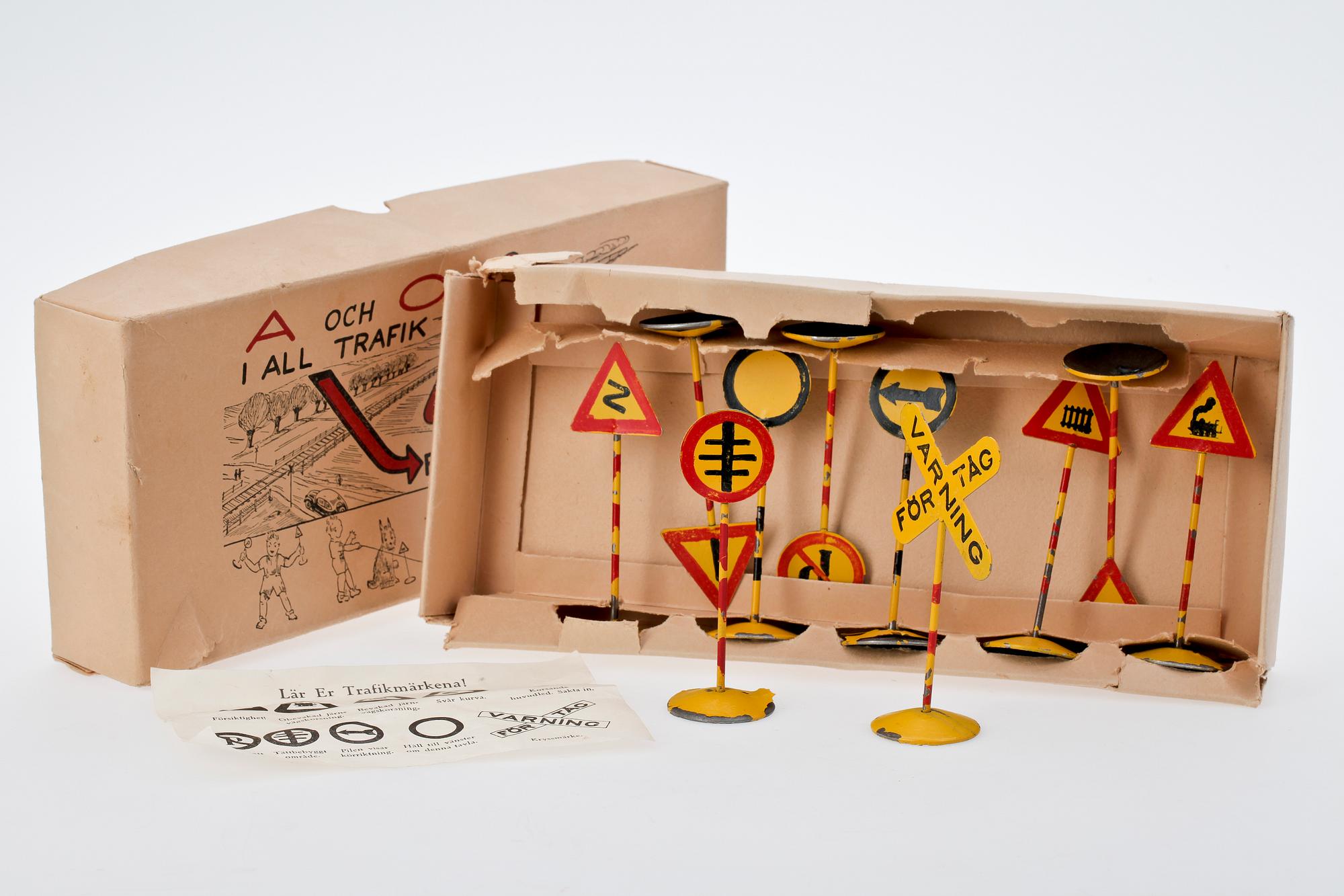 PARTI LEKSAKER, 10 delar, vägmärken, metall, 1950/60-tal.