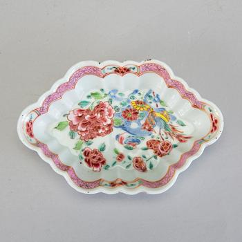 SKEDFAT I PORSLIN, Kina Qing-dynastin, Qianlong(1736-95).