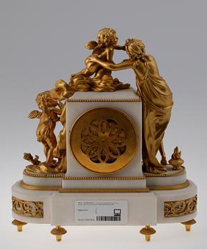 BORDSPENDYL, vit marmor och förgylld metall, Louis XVI-stil, Japy Freres, Frankrike 1800-talets senare hälft.