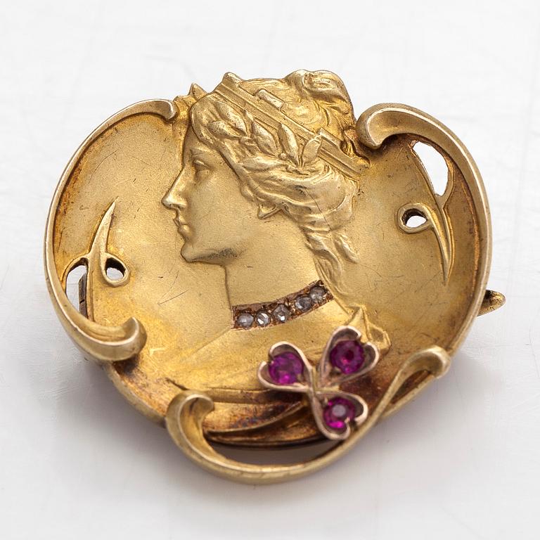 Brosch, jugend, 18K guld med synt. rubiner och rosenslipade diamanter.