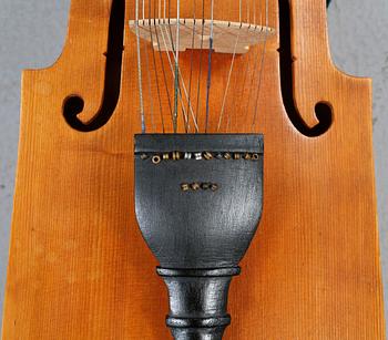 NYCKELHARPA, 1900-talets andra hälft.