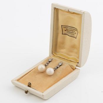 Earrings 18K white gold with pearls and brilliant-cut diamonds, probably from the first half of the 20th century.