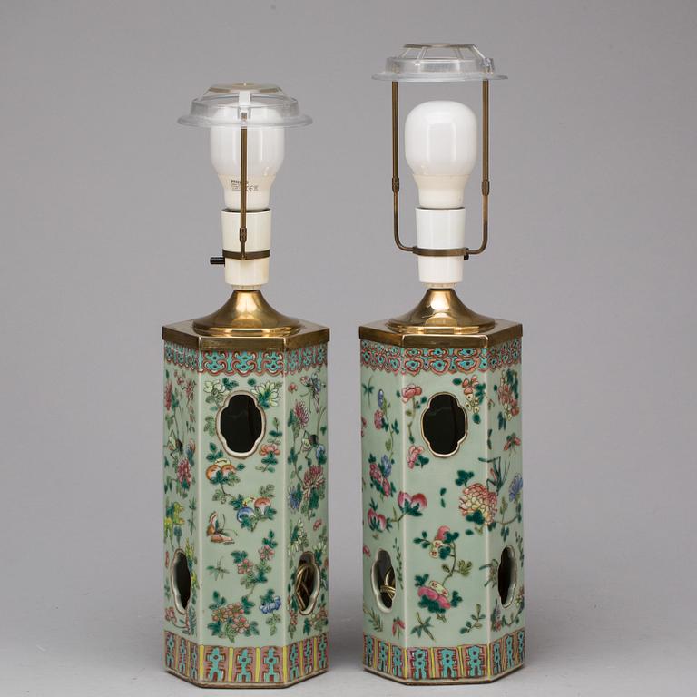 BORDSLAMPOR/PERUKVASER, porslin, Kina, 1800-talets slut.