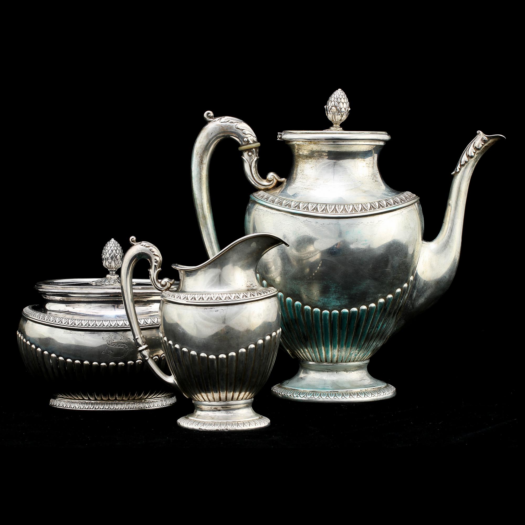 KAFFESERVIS, 3 delar, silver, empirestil, Carl Gustaf Hallberg, Stockholm, 1910-tal. Vikt 1250 g.