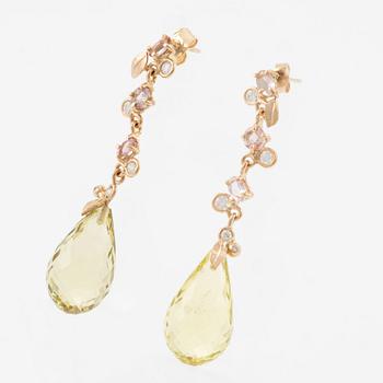 Örhängen, Mandelstam, 18K guld med brioletteslipad limekvarts, briljantslipade diamanter och rosa turmaliner.