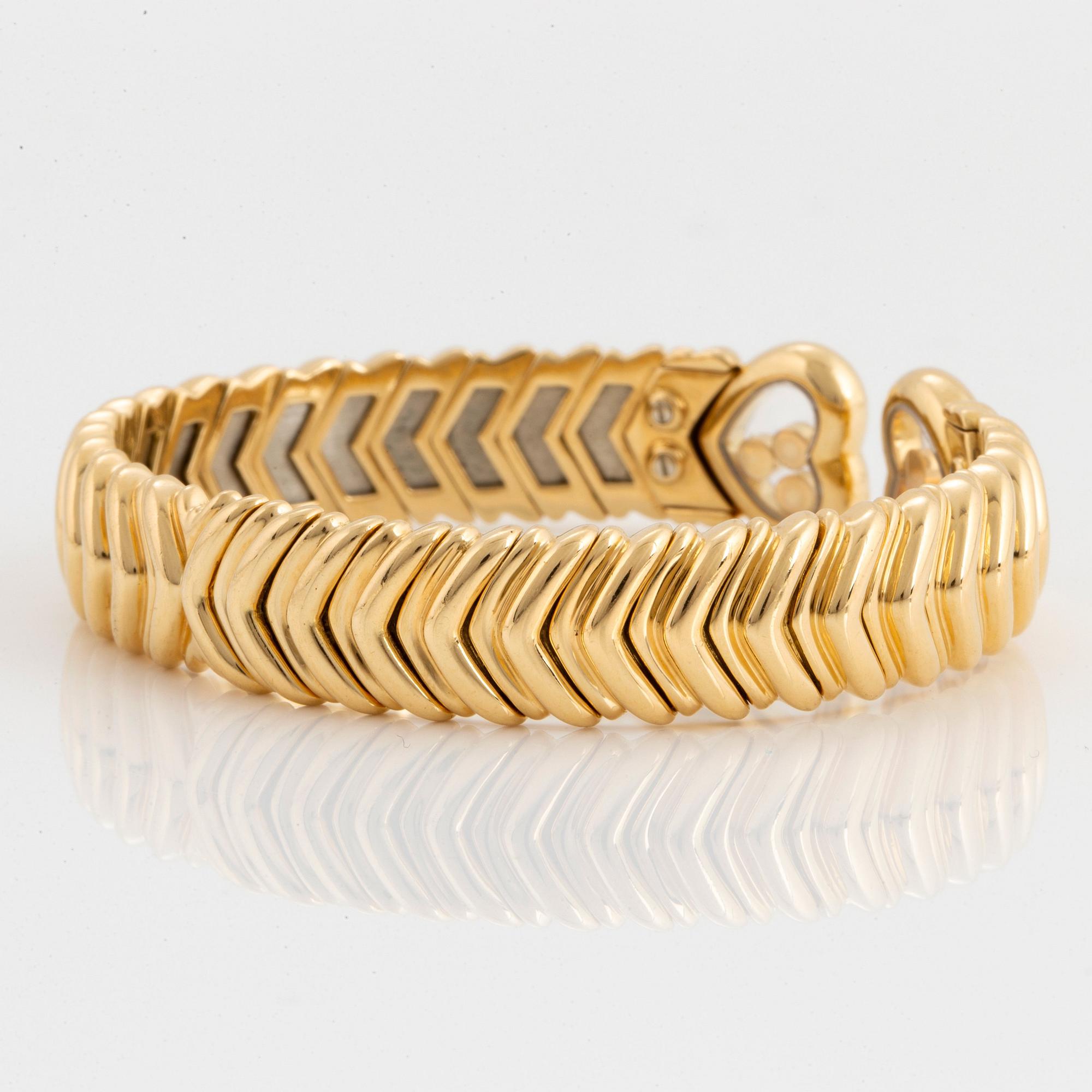 A Chopard "Happy Diamond" bangle in 18K gold.