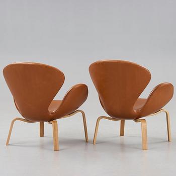 Arne Jacobsen, A pair of 'Swan' easy chairs, Fritz Hansen, Denmark 1966.