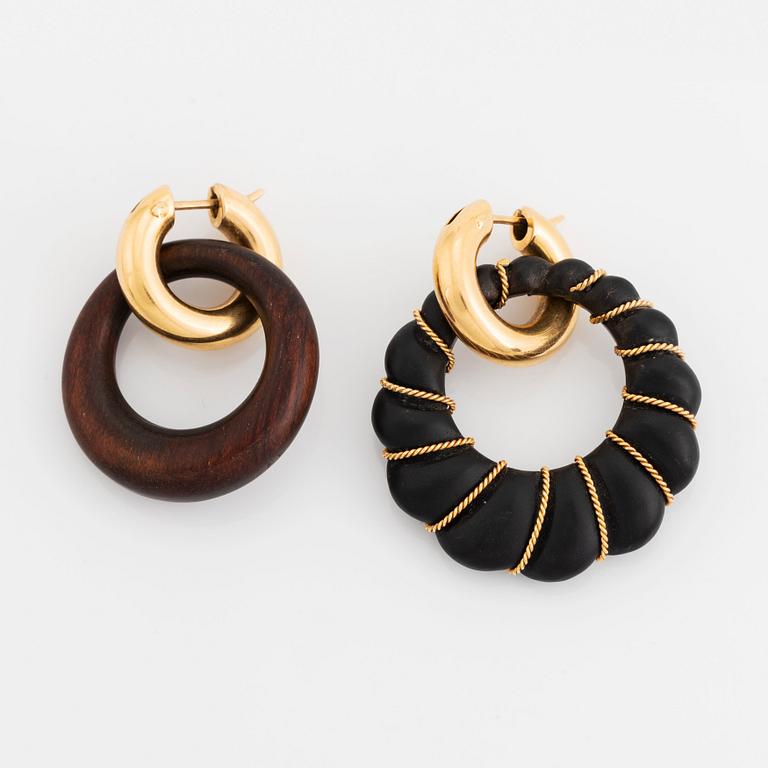 An onyx necklace, a pair of 18K gold earrings with two pairs of pendants in onyx and wood.