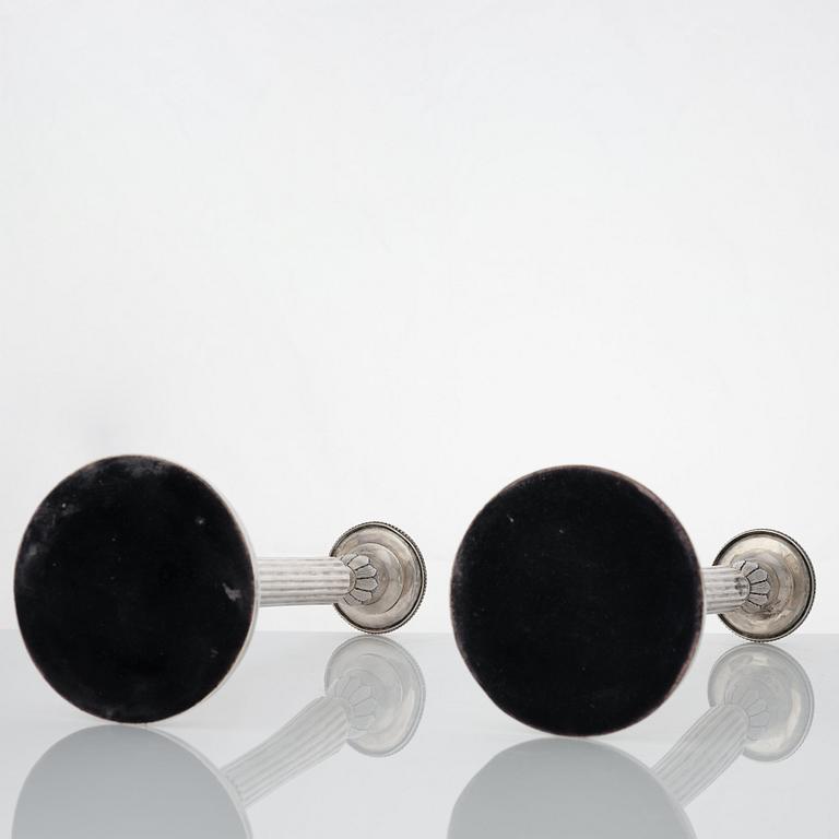 Anders Isleben, kandelabrar för tre ljus, ett par, silver, Norrköping 1793. Gustavianska.