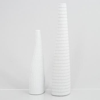 Stig Lindberg, a set of two stoneware vases, and two dish, "Reptil" and a vase "Fjäll", Gustavsberg 1953-63 and 1960-61.