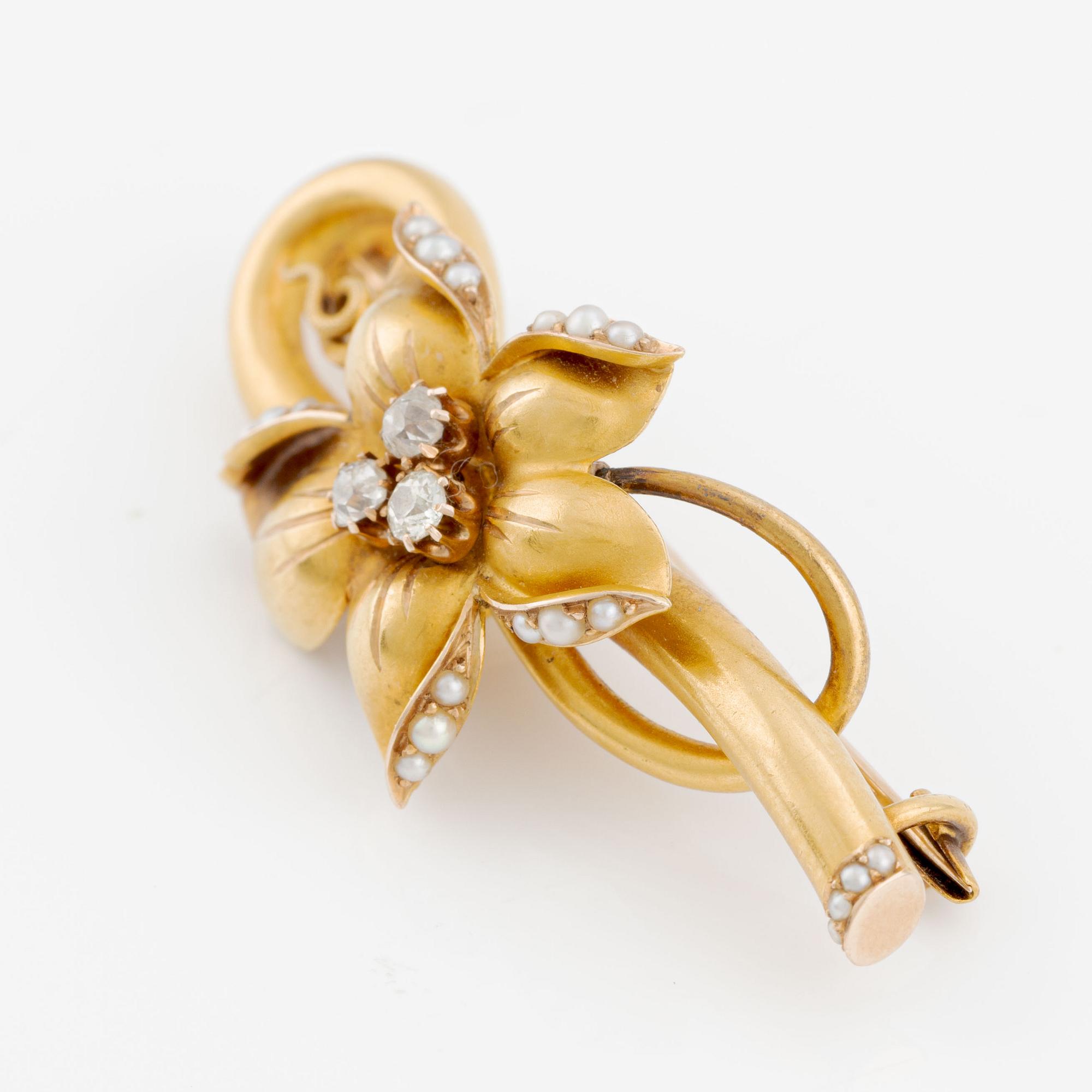 Flower brooch in 14K gold with old-cut diamonds and pearls.