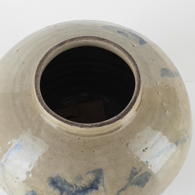 A Korean vase, Joseon (1392-1897).