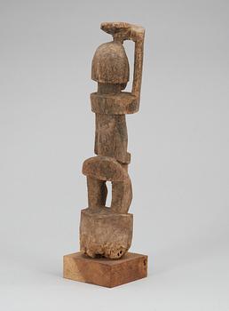 FETISCH. Trä. Tellem/Dogon-stammen. Mali 1800-talets mitt - andra hälft. Höjd 30,5 cm.
