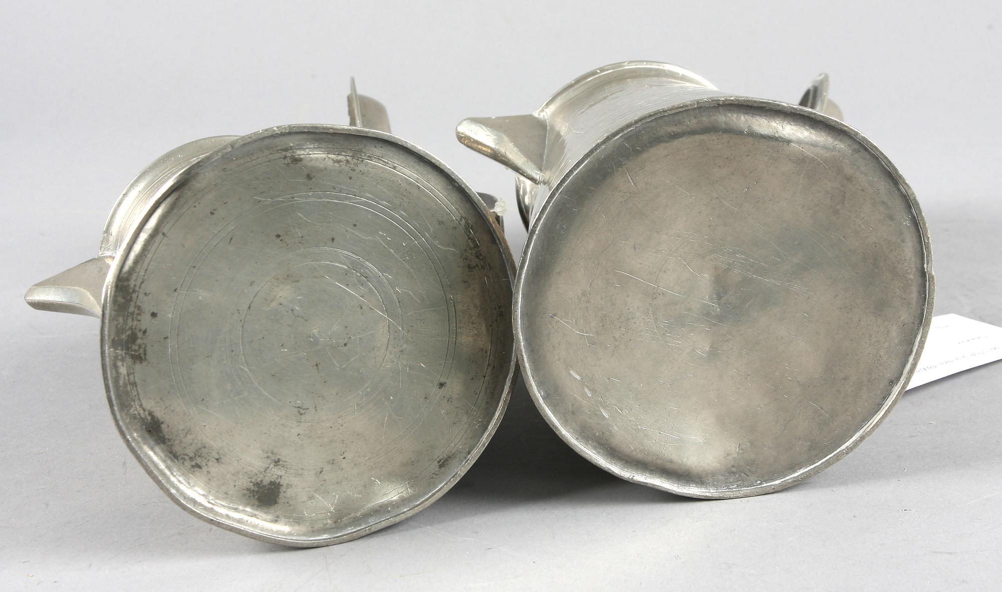SKÄNKKANNOR, 2 st, tenn, 1800-talets slut.