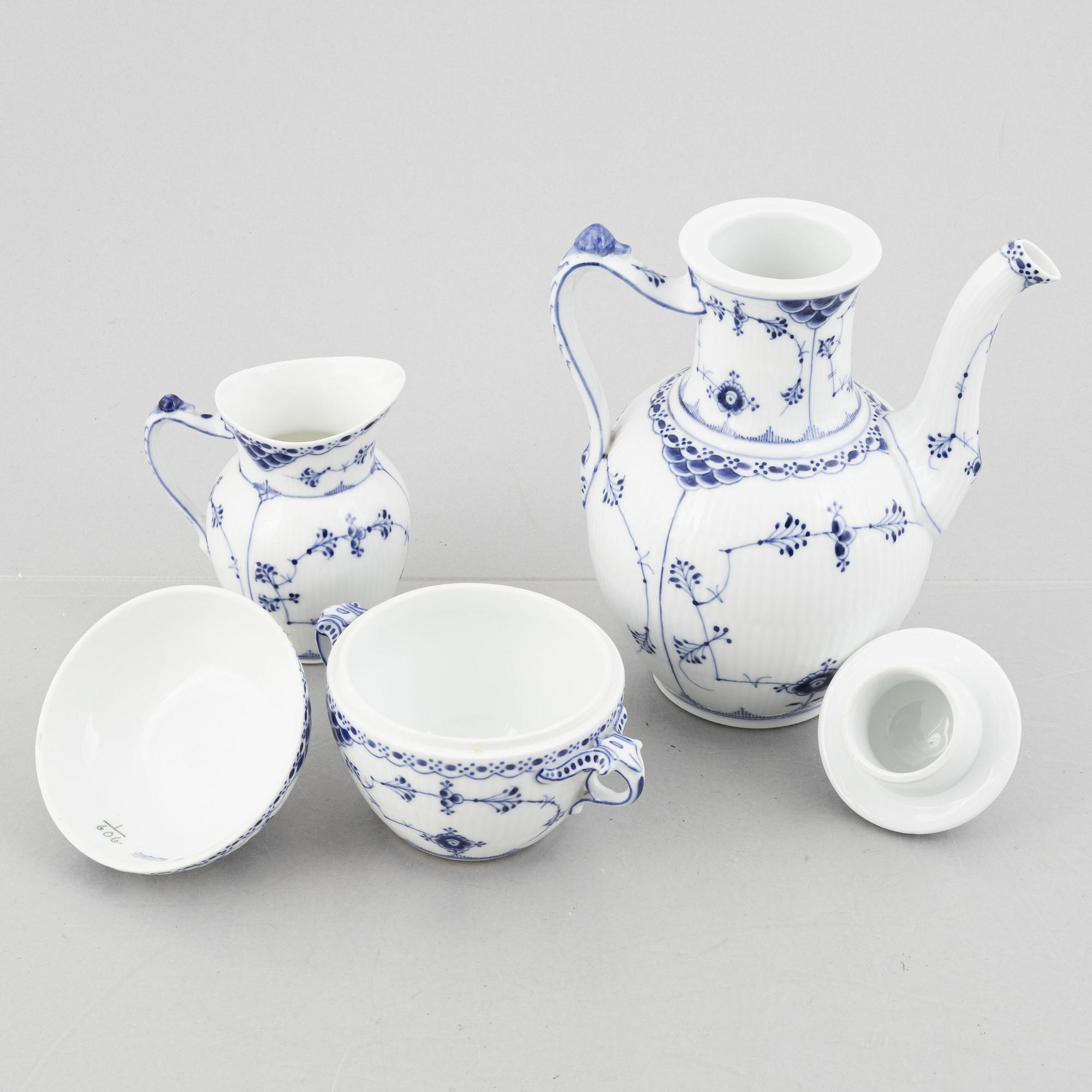 Royal Copenhagen, kaffeservis, 16 delar, porslin, "Musselmalet", Danmark, mestadels 1889-1922.