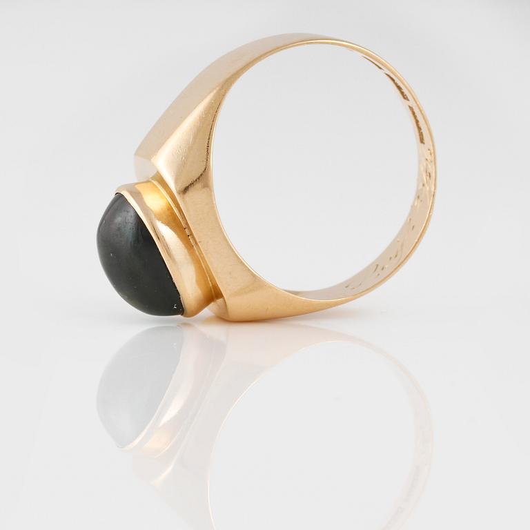 RING, 18K guld samt grön paste, Gustav Dahlgren & Co, Malmö, 1956. Vikt 2,8 gram.