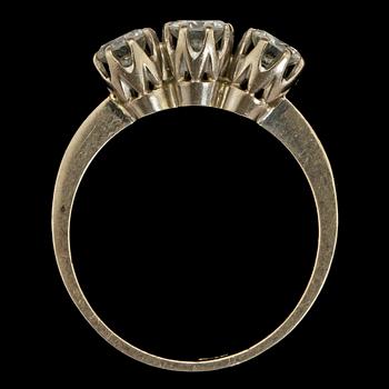 RING,18k vitguld med 3 briljantslipade diamanter, tot 1.08 ct, Olle Ohlsson, Stockholm, 1969. Vikt 4 g.