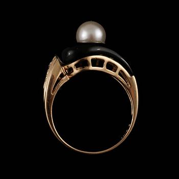 RING, 14k guld med odlad pärla, 6 briljantslipade diamanter samt onyx. Vikt 4 g.