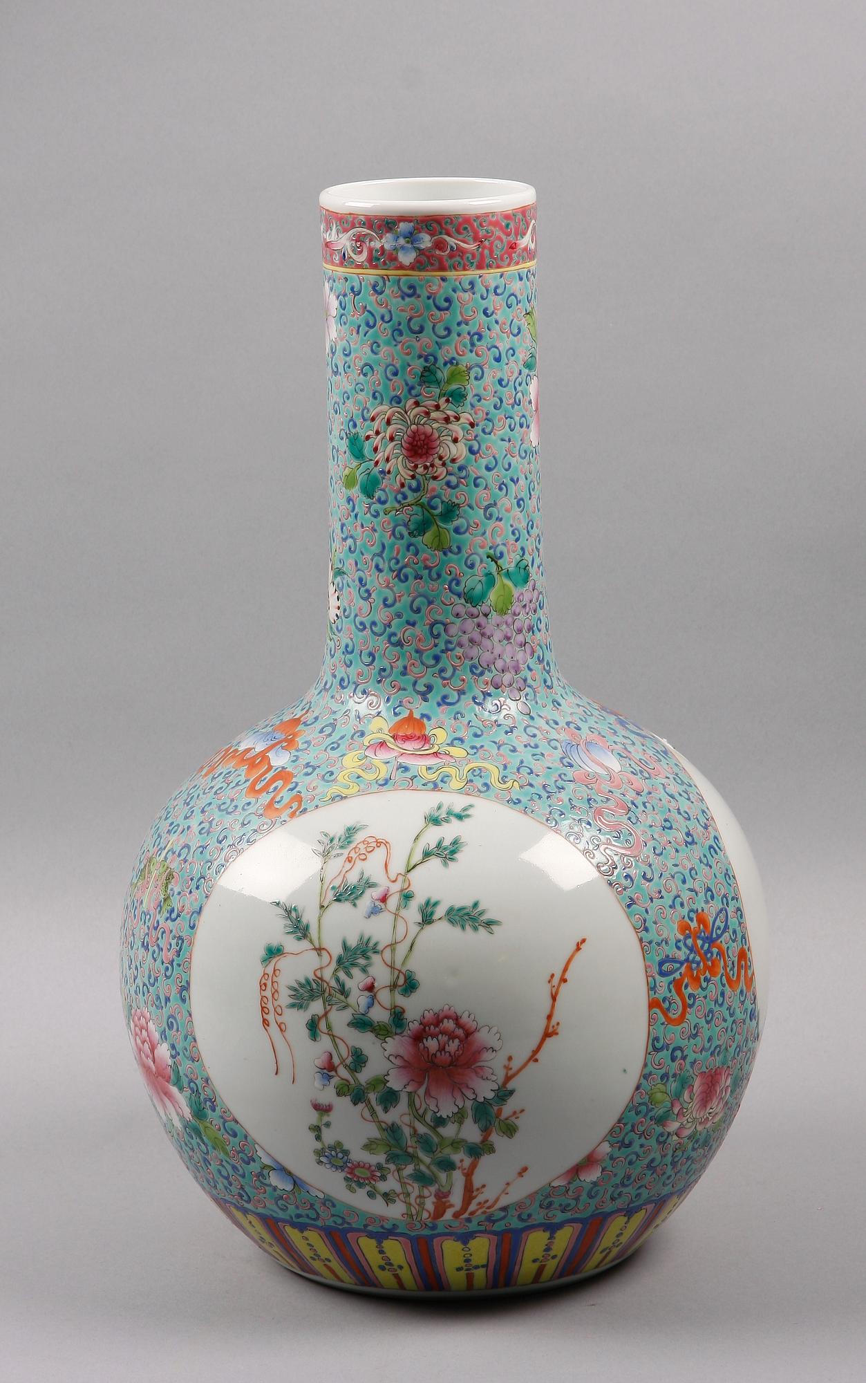 VAS, porslin, Kina, 1900-tal.
