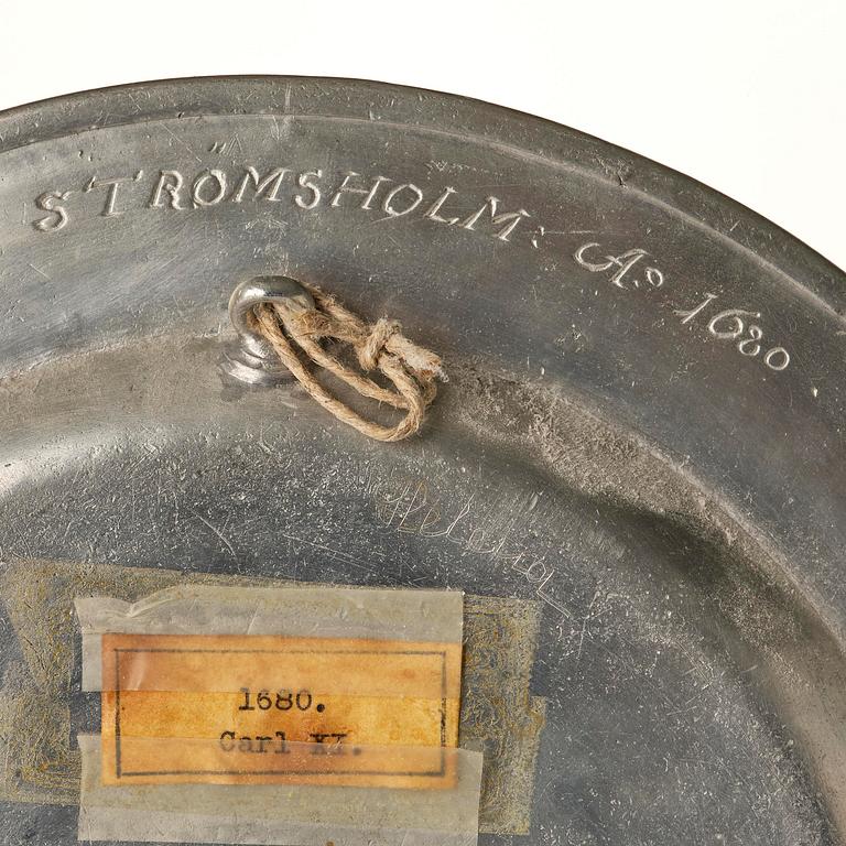 Tallrik, ur Hedvig Eleonoras Strömsholmsservis, av Nicholas Kelk (mästare i London 1638-88), daterat 1680.