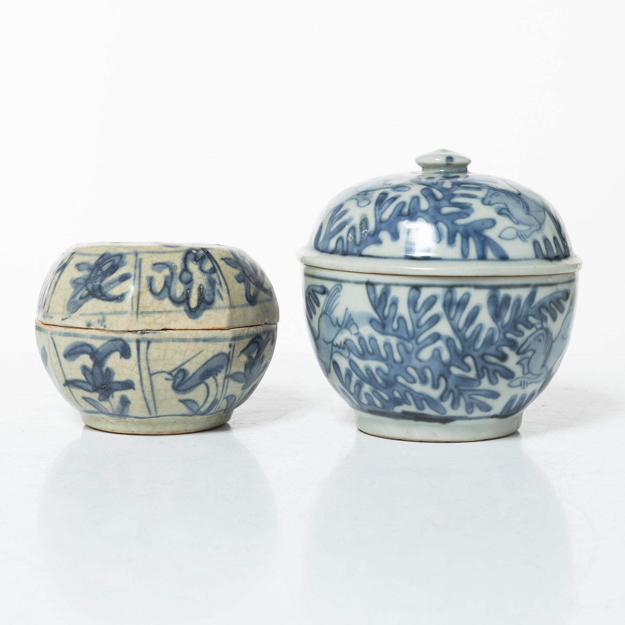 Two Chinese blue and white porcelain boxes, Ming dynasty.