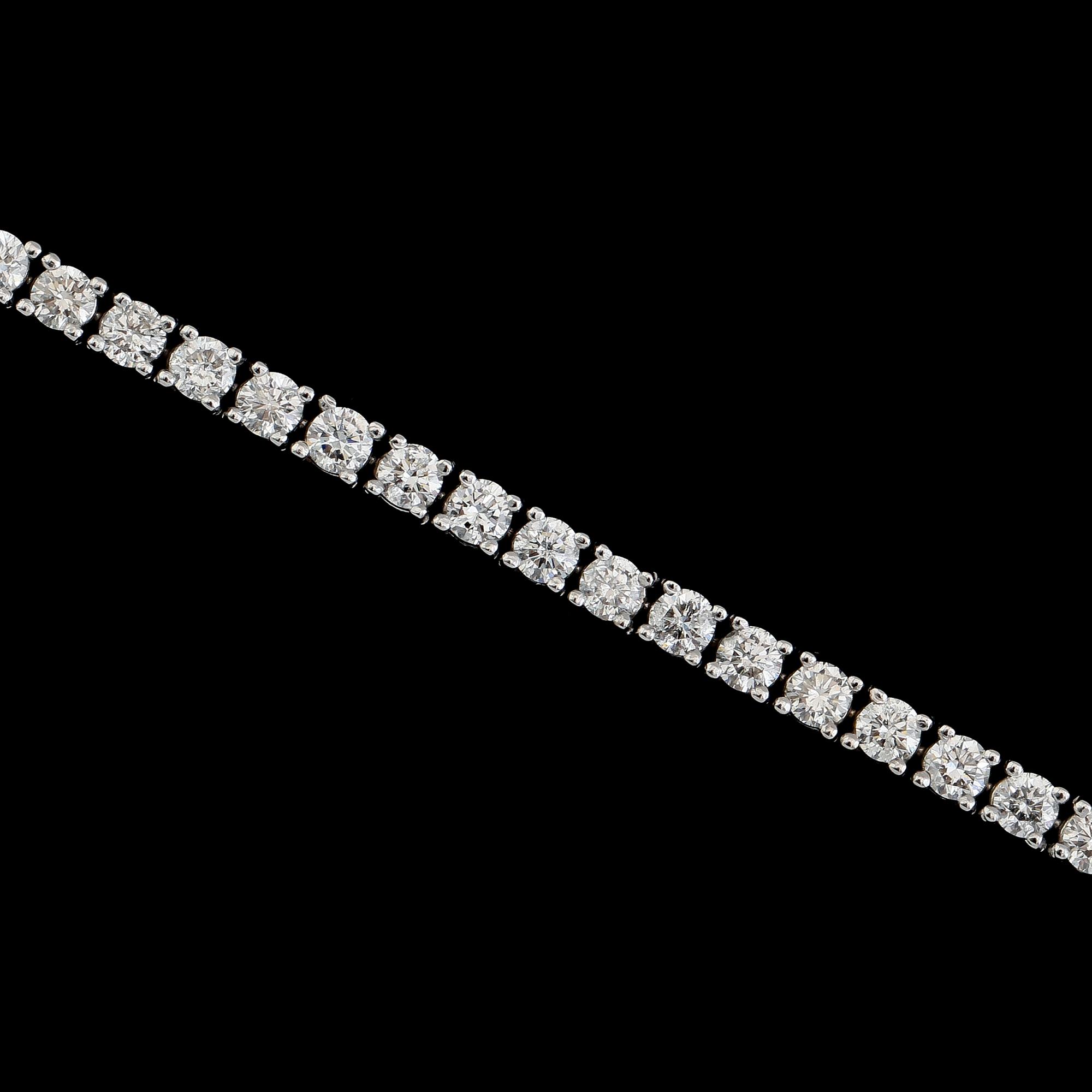 ARMBAND, 18K vitguld, Rivièrelänk, briljantslipade diamanter tot ca 4.83 ct. Vikt ca 12 g.