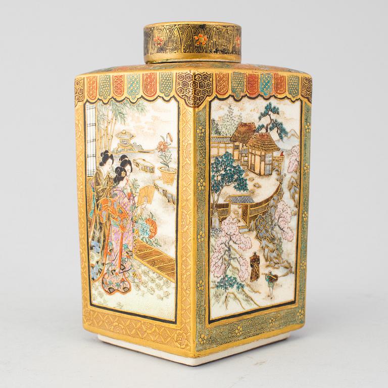 A Japanese Satsuma vase with cover, Meiji period (1868-1912).