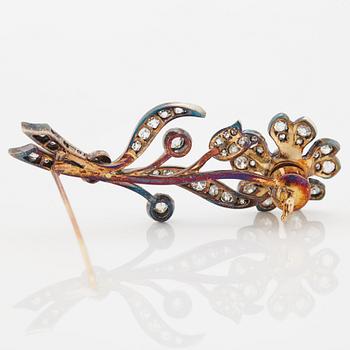 A brooch in the form of a flower set "en tremblant".