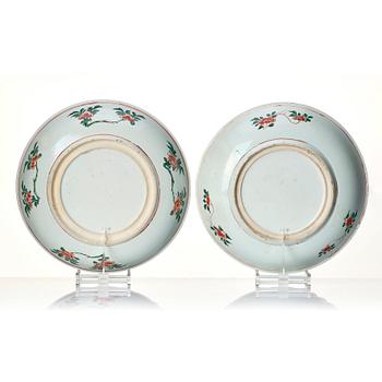 A matched pair of large famille verte chargers, Transition/ early Kangxi, 17th Century.