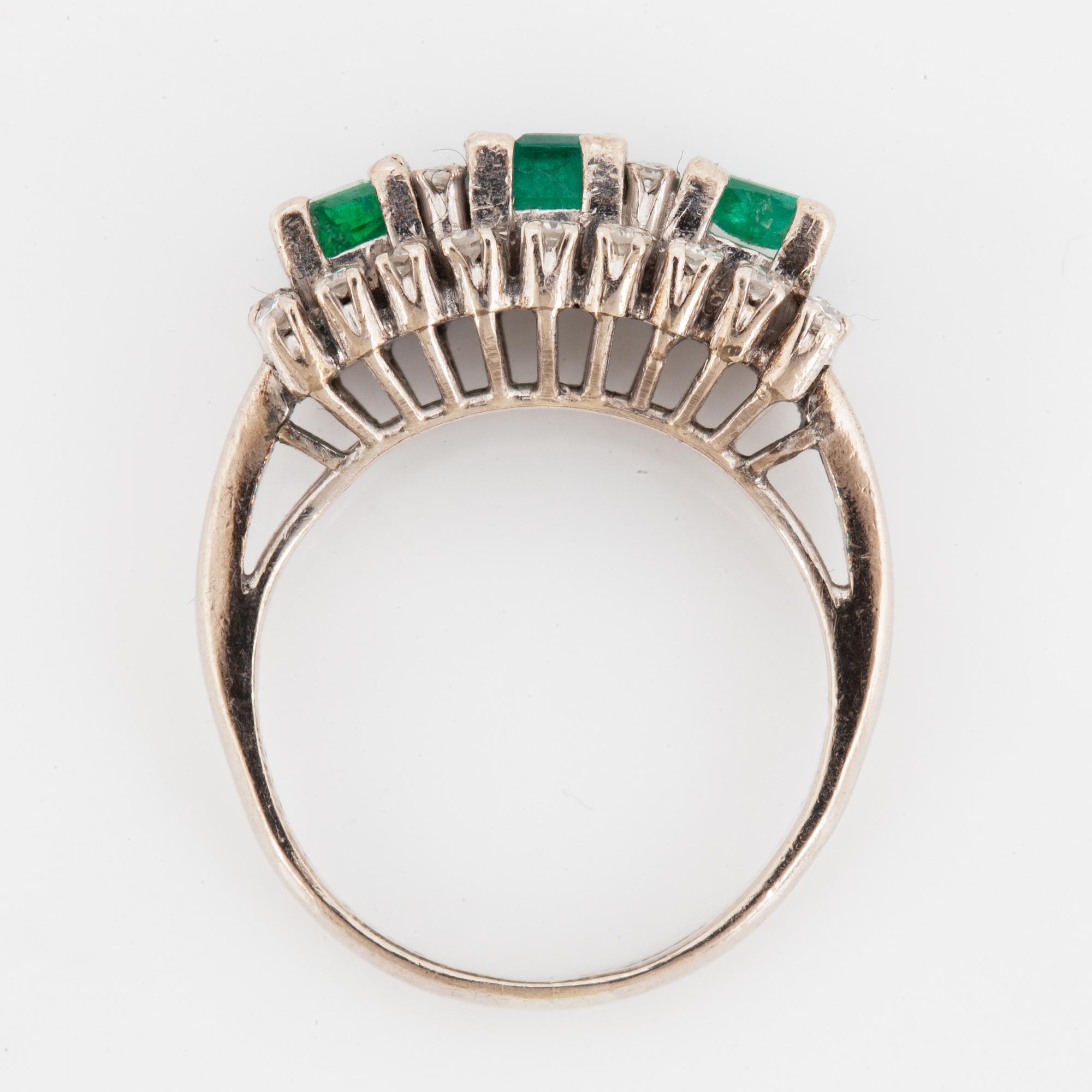 Ring, vitguld med smaragder och åttkantslipade diamanter.