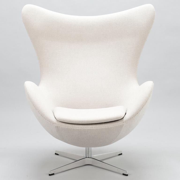 ARNE JACOBSEN, An "Egg chair" designed for Fritz Hansen. Manufacturing year 2015.