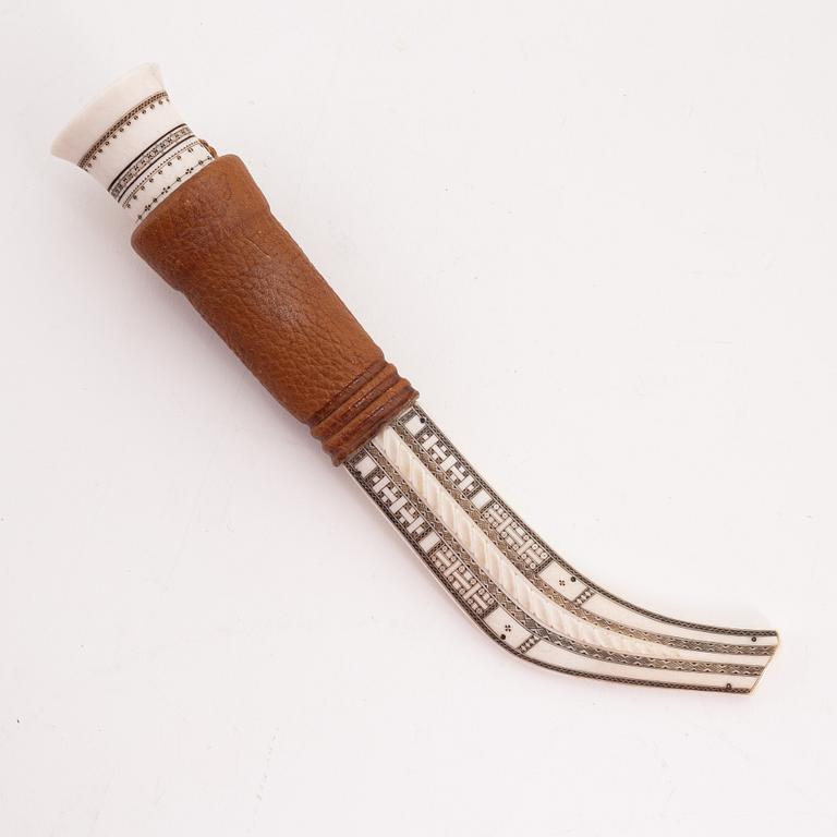 A reindeer horn knife by Svante Larsson before 1999, signed.