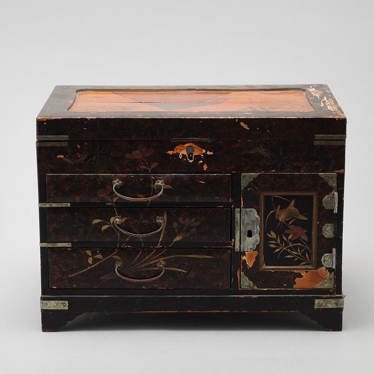 A small japanese cabinet from the first half of the 20th century.