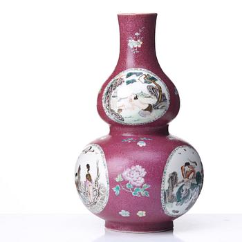 A Chinese vase, 20th Century, presumably republic.