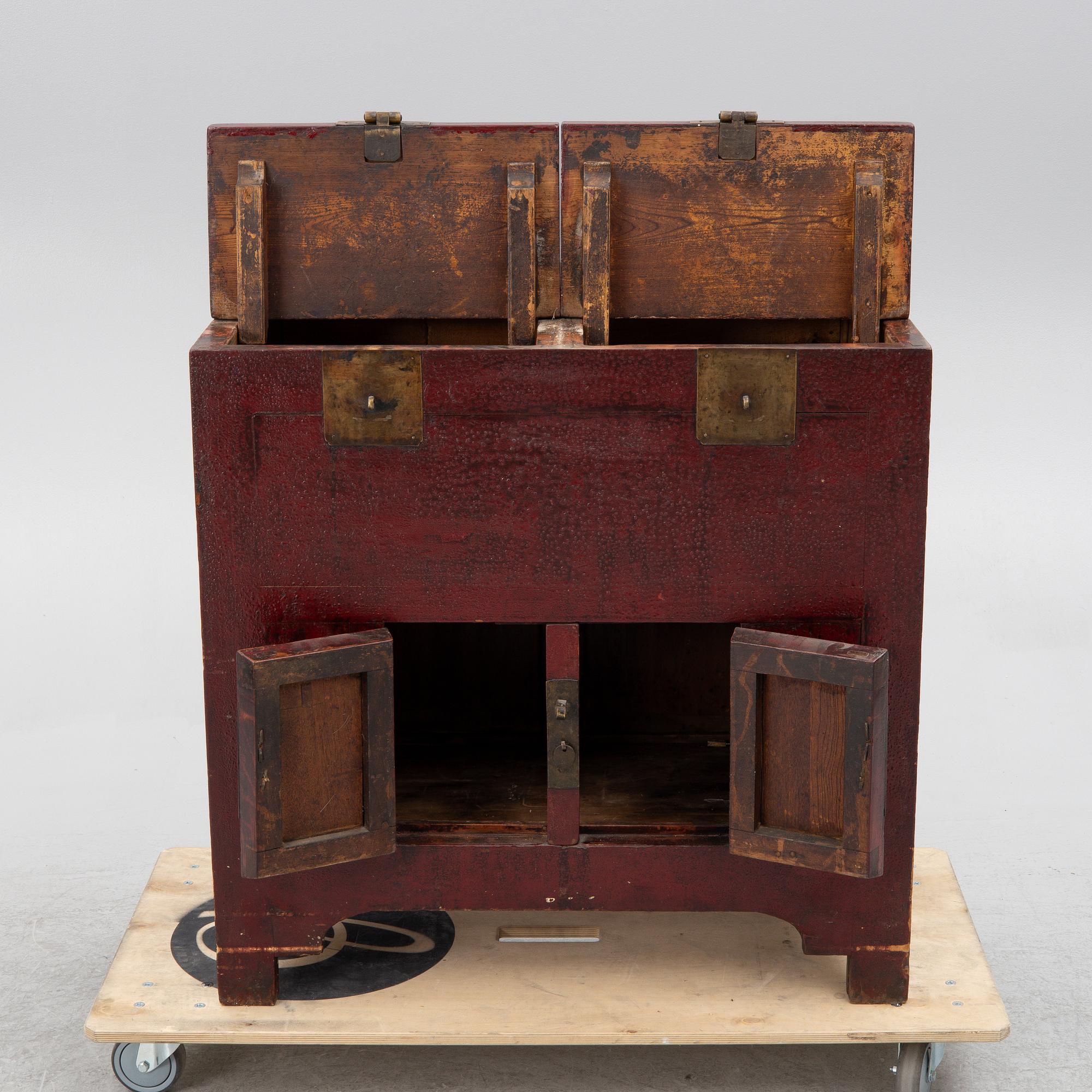 A dresser/cabinet, China, 20th century.