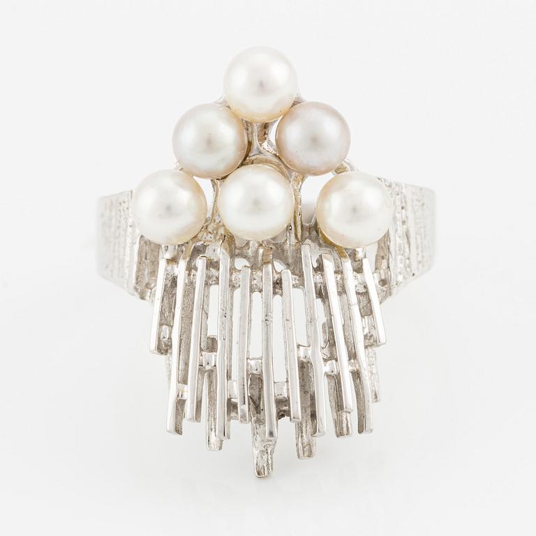 Ring 18K vitguld med odlade pärlor.