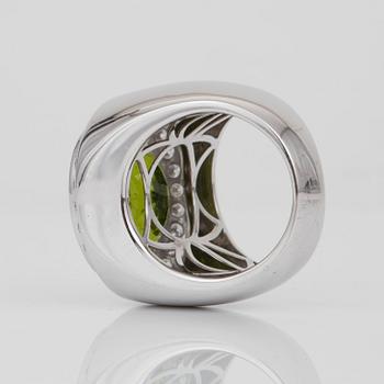 RING med peridot, 18.61 ct, samt briljantslipade diamanter totalt 1.34 ct.