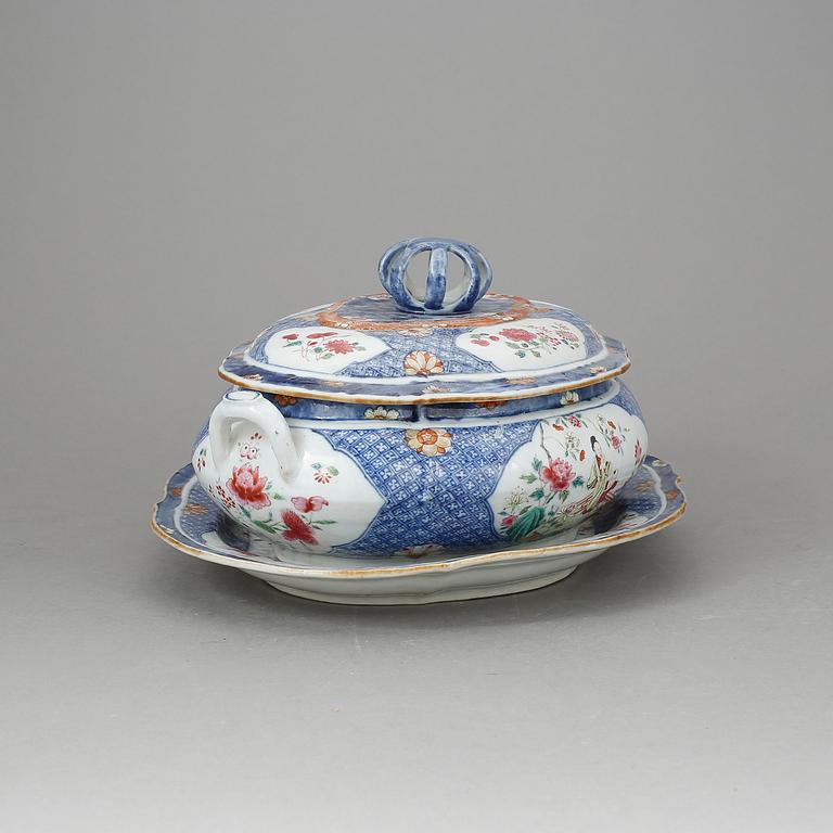 A blue and white and famille rose tureen with cover and stand, Qing dynasty, Qianlong (1736-95).