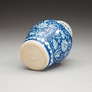 A blue and white vase, Qing dynasty, Kangxi (1662-1722).