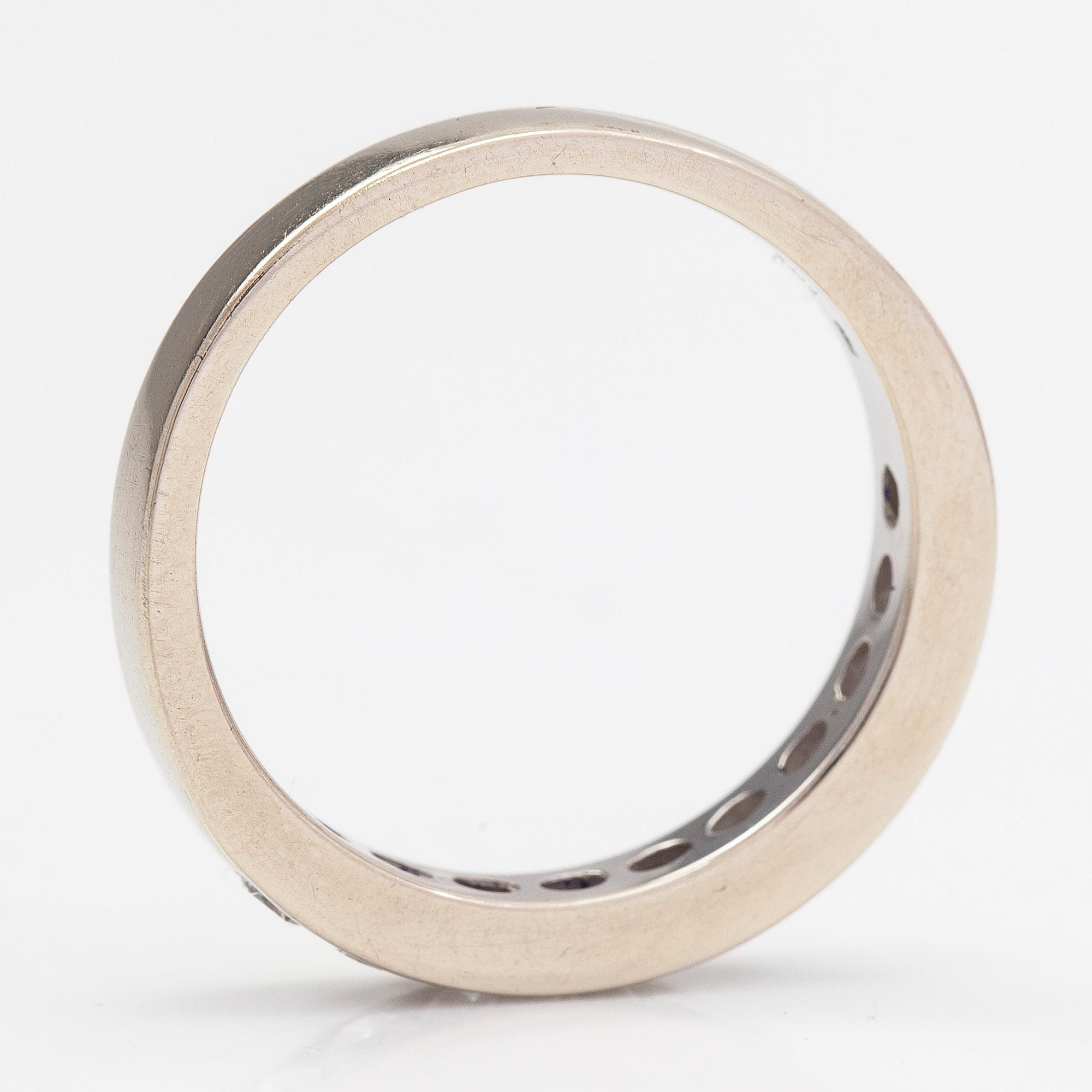 Alliansring, 18K vitguld, briljantslipade diamanter totalt 1.0 ct enligt gravyr.