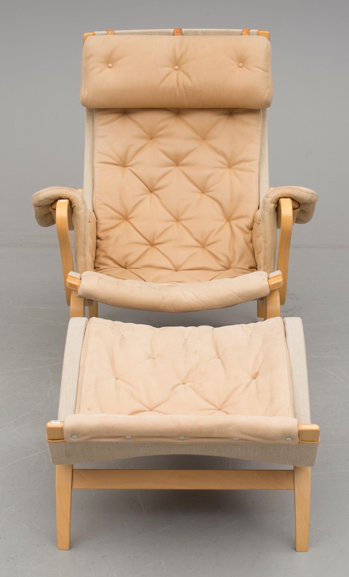 FÅTÖLJ OCH FOTPALL, Bruno Mathson, Dux, 1900-talets andra hälft.