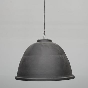 TAKLAMPA. Höjd 35 cm.