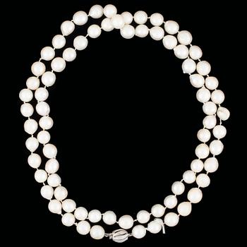 COLLIER, odlade saltvattenspärlor med lås i silver.