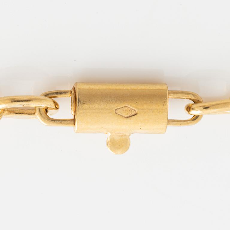 An 18K gold necklace.