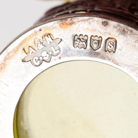 KARAFF SAMT GLAS, 6 st, slipat glas och sterling silver, London, 1913.