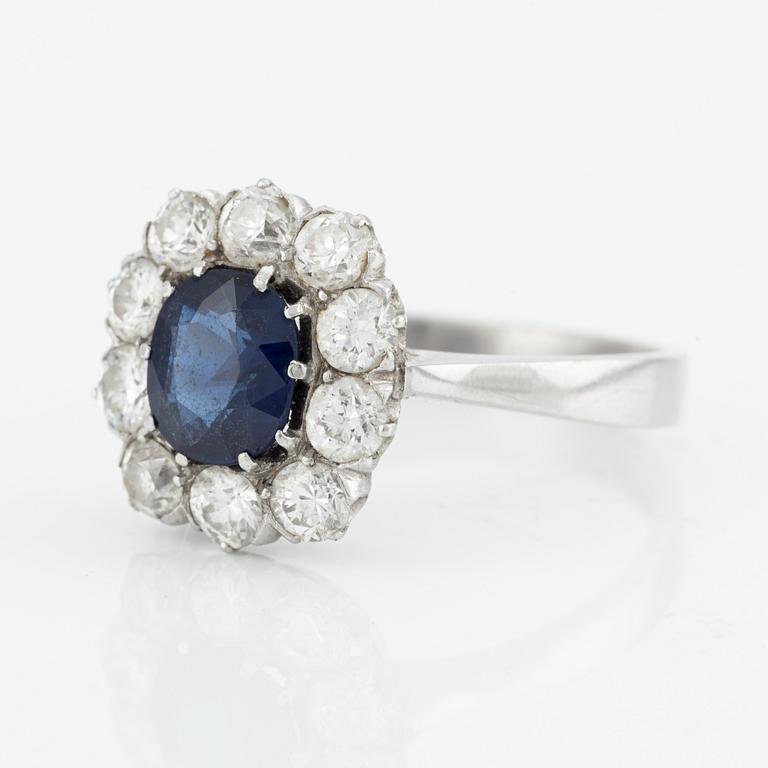 Ring, carmoséring, 18K vitguld med safir och briljantslipade diamanter.