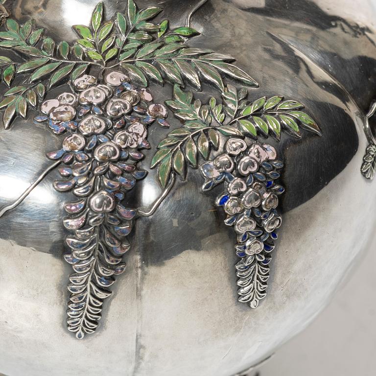 Vaser, ett par, silver, Japan, Meiji (1868-1912).